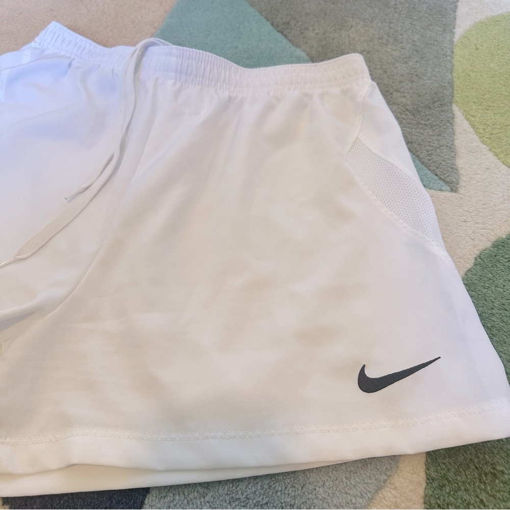 Nike Womens Athletic Shorts White EUC Size Small - Picture 4 of 7